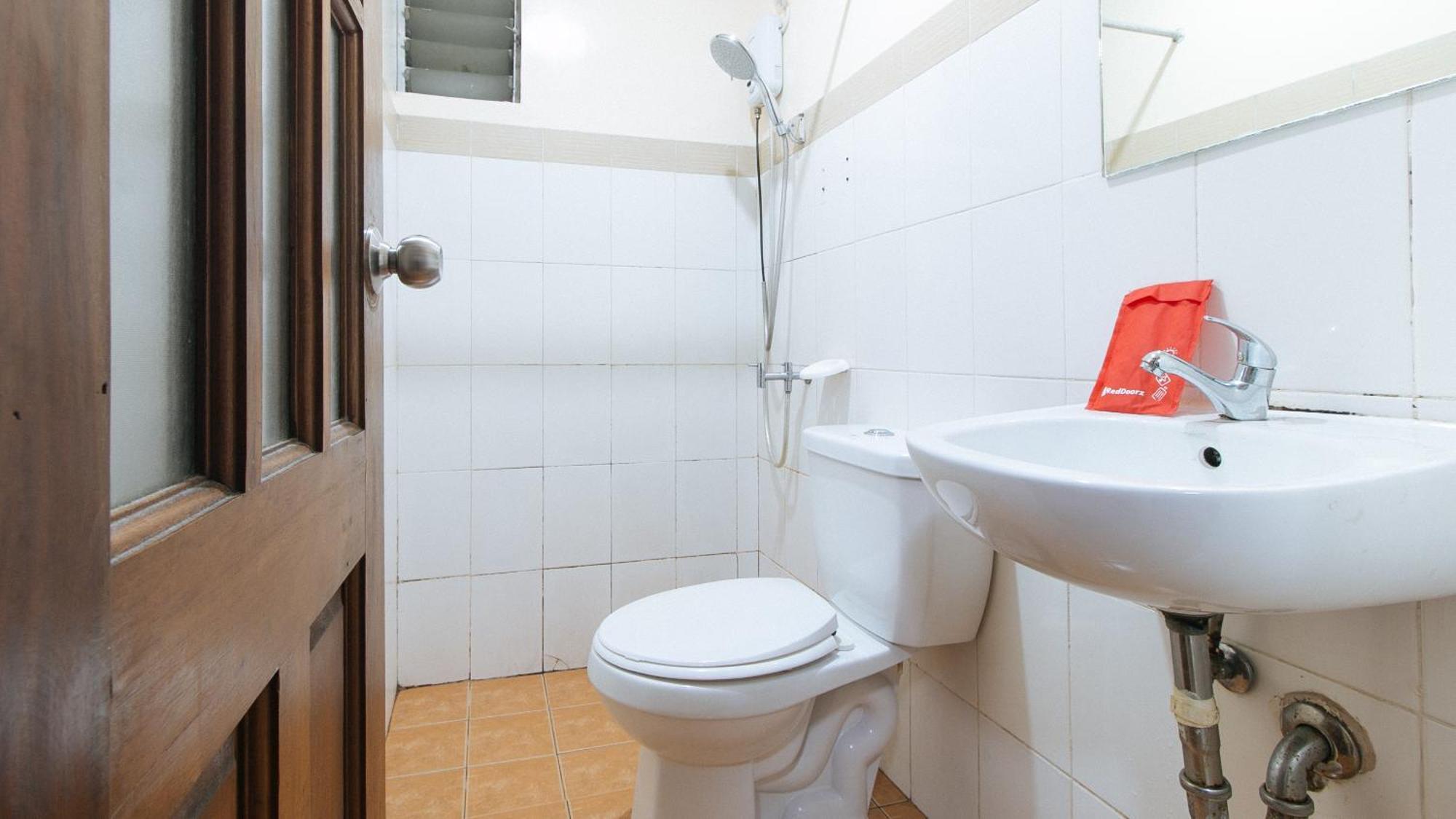 Reddoorz At Dbuilders Rooms Ph2 Taguig Esterno foto